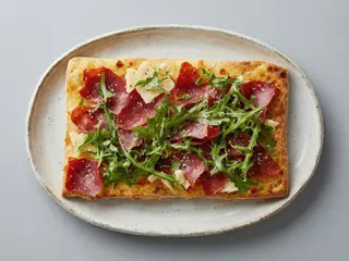 Focaccine pomodorini, rucola e grana