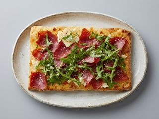 Focaccine pomodorini, rucola e grana