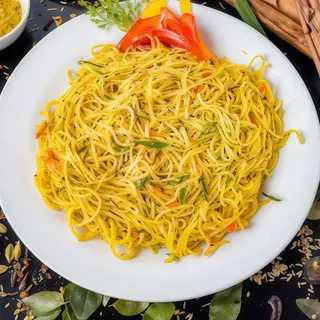 Noodles spaghetti di riso con verdura e uova