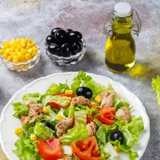 Insalata pronta x l'utilizzo pomodoro tonno e lattuga