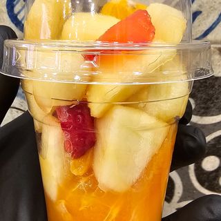 Bicchiere di macedonia mista fresca