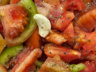 Insalata di pomodoro con aglio siciliano e origano