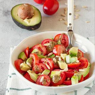 Insalata Avocado pinoli e ciliegino