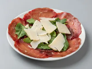   Antipasto   Bresaola, rucola e grana a scaglie