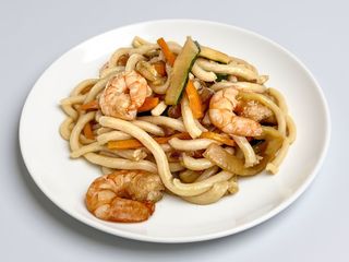 Udon con verdura e gamberi