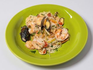 Spaghetti di riso alla piastra con frutti di mare