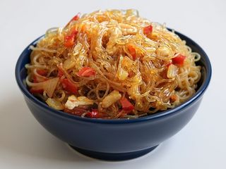 Spaghetti di soia con carne in salsa piccante