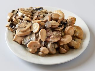 63. Vitello con funghi champignon