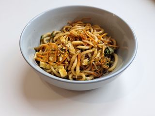 Spaghetti udon con pesce misto