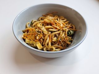 Spaghetti udon con pollo