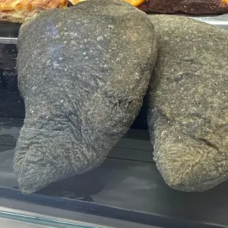 Panzerotto al carbone vegetale con polpo
