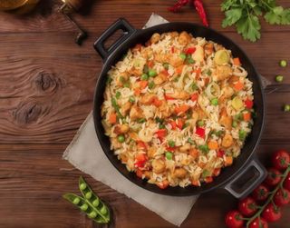 Riso saltato con verdure, gamberi e calamari al curry