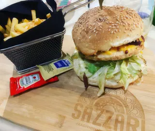 Hamburger di pollo con patatine fritte