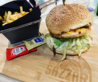 Hamburger di pollo con patatine fritte