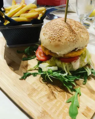 Hamburger classico con patatine fritte