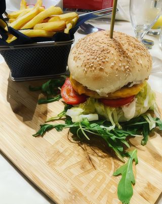 Hamburger classico con patatine fritte