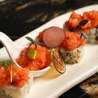 Uramaki spicy salmon