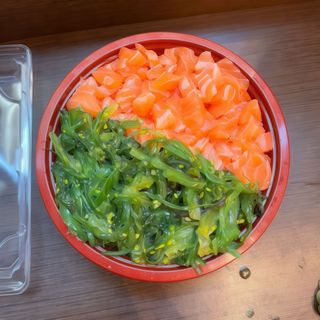 P4. Poke' salmon wakame