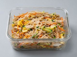 Spaghetti di riso con pollo