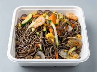 Soba con frutti di mare