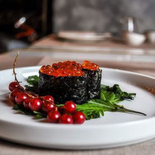 Gunkan ikura con alghe