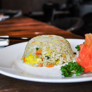 Yakimeshi con gamberi