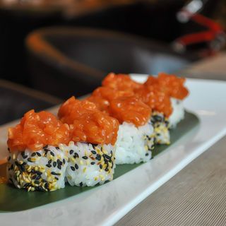 Uramaki spicy salmone