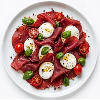 Piatto con bresaola e mozzarella di Bufala