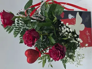 Borsa con  roselline rosse e dedica