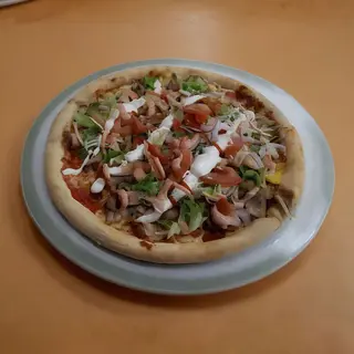 Pizza kebab con mozzarella, carne, insalata mista e salse
