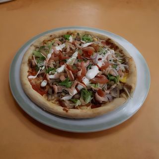 Pizza kebab con mozzarella, carne, insalata mista e salse