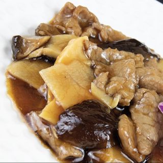 Vitello con Bambu e Funghi Cinesi