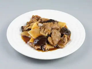 Vitello con Bambu e Funghi Cinesi