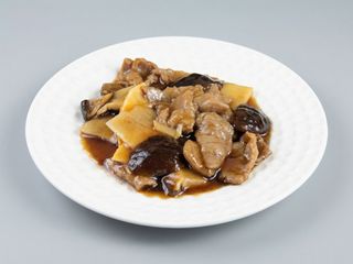 Vitello con Bambu e Funghi Cinesi