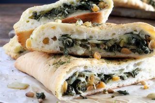 Calzone con verdure e mozzarella