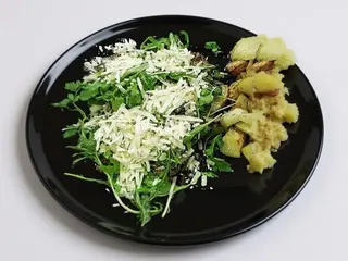 TAGLIATA DI MANZO RUCOLA E GRANA