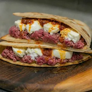 Piadina con Doppia Tartàre di Manzo, Bufala e 'Nduja