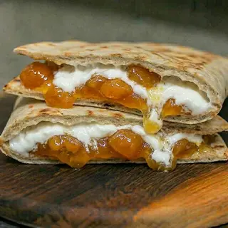 Piadina squacquerone e confettura extra di albicocca