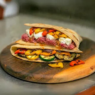Piadina con Tartàre di Manzo, Bufala e Peperoni Dolci