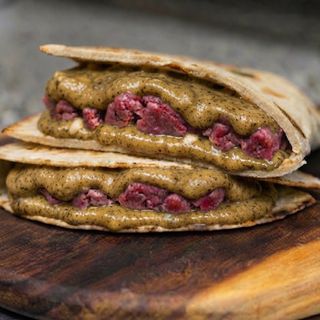 PIADINA POSH CON VELLUTATA DI ASPARAGI, GRANA E TARTÀRE DI SCOTTONA