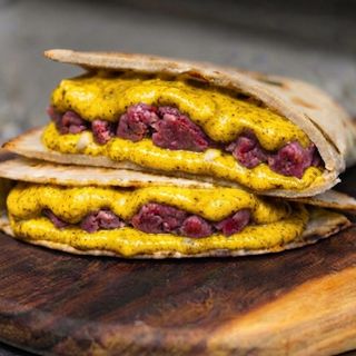 PIADINA POSH CON VELLUTATA DI CAROTE ALLO ZAFFERANO E TARTÀRE DI SCOTTONA