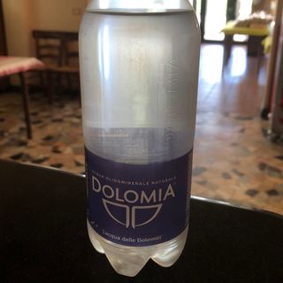 acqua frizzante in bottiglia 50 cl
