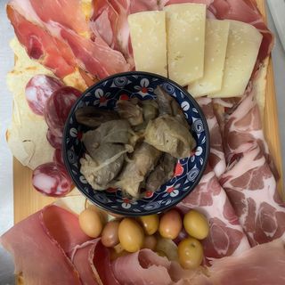 Misto di salumi e formaggi locali con sott’oli della casa 