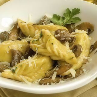 Culurgiones con fungo di stagione e calamaro 