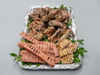 Grigliata di carne mista locale sarda con contorno a piacere 