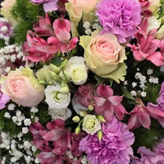 Bouquet con fiori di stagione nei toni del rosa