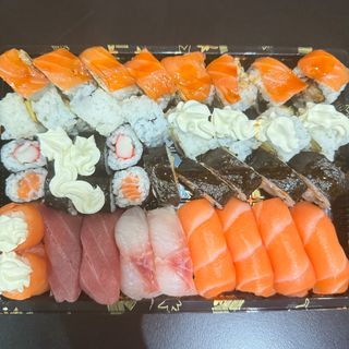 Box11.  sushi misto  - 30 pz{1 coca in omaggio}