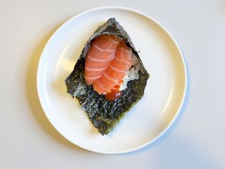 TE5.  Temaki spicy phila sake 