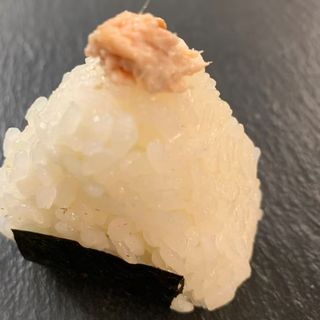 O5s Onigiri tonno cotto 1pz