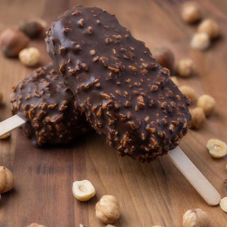 Gelato alla nocciola su stecco